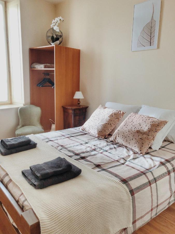 Les Roches : Maison De Caractere Pour 15 Personnes Hébergement de vacances *